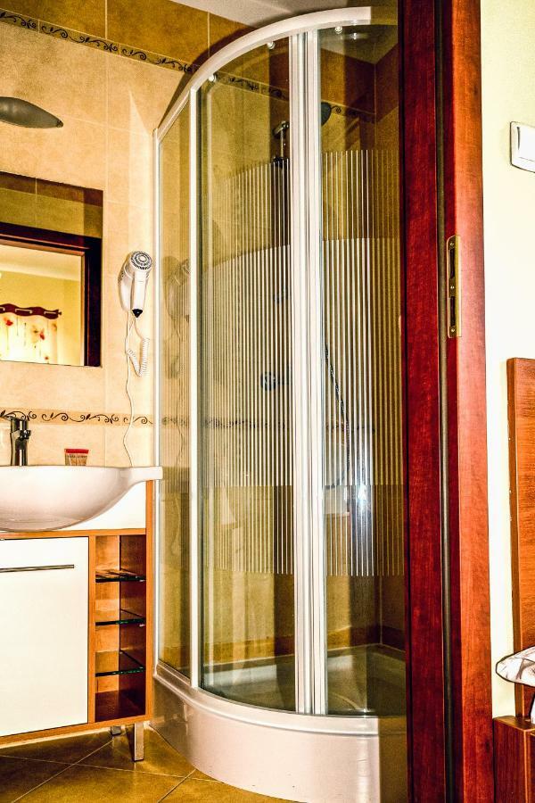 Hotel Hellada เคียลเซ ภายนอก รูปภาพ